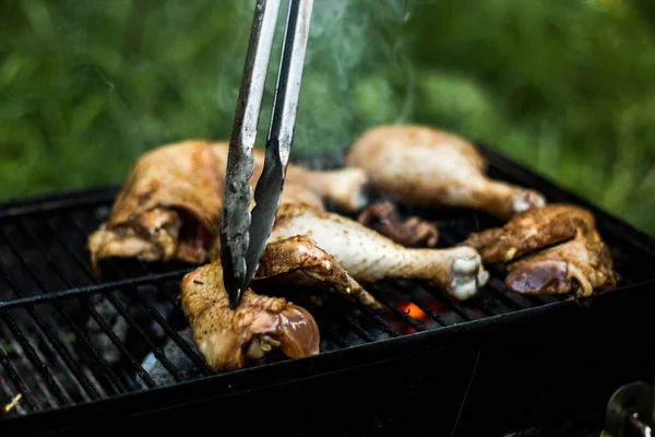 Muslo Pollo Parrilla Una Parrilla Fuego Cocinar Comida Fuego Abierto — Foto de Stock