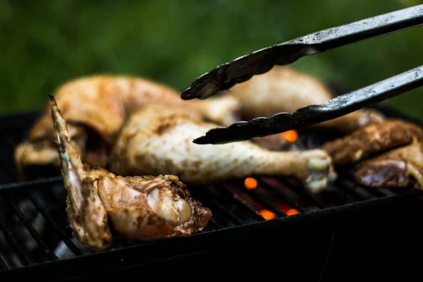 Muslo Pollo Parrilla Una Parrilla Fuego Cocinar Comida Fuego Abierto — Foto de Stock