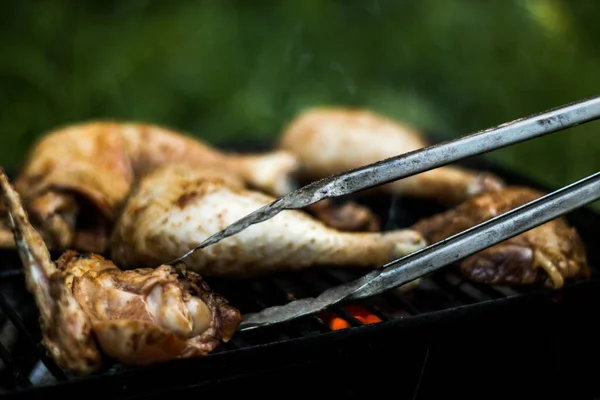 Ψητό Μπούτι Κοτόπουλου Φλογερή Σχάρα Μαγείρεμα Τροφίμων Μια Ανοιχτή Φωτιά — Φωτογραφία Αρχείου