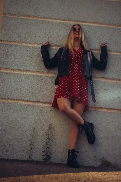 Portrait Urbain Rue Jeune Belle Femme Élégante Robe Rouge Veste — Photo