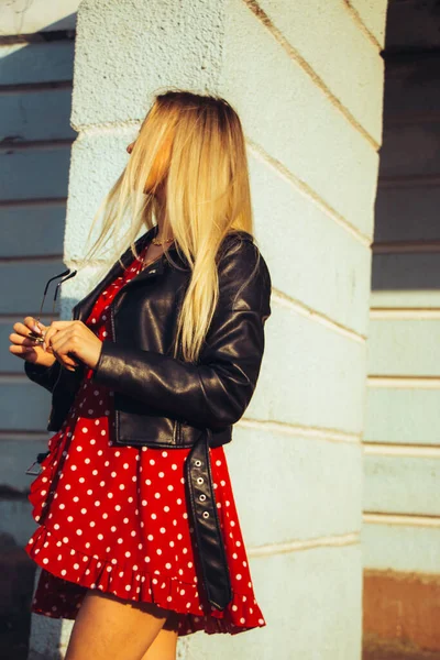 Retrato Urbano Calle Joven Hermosa Mujer Con Estilo Vestido Rojo —  Fotos de Stock