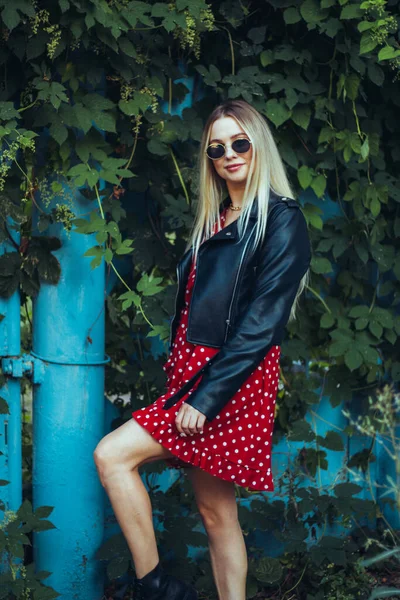 Retrato Urbano Calle Joven Hermosa Mujer Con Estilo Vestido Rojo —  Fotos de Stock