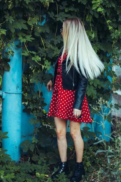 Stedelijk Straatportret Van Jonge Mooie Stijlvolle Vrouw Rode Jurk Zwart — Stockfoto