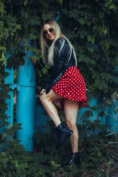 Retrato Urbano Calle Joven Hermosa Mujer Con Estilo Vestido Rojo —  Fotos de Stock