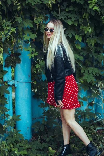 Retrato Urbano Calle Joven Hermosa Mujer Con Estilo Vestido Rojo —  Fotos de Stock