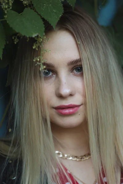 Retrato Rua Jovem Bela Mulher Loira Com Olhos Azuis Mulher — Fotografia de Stock