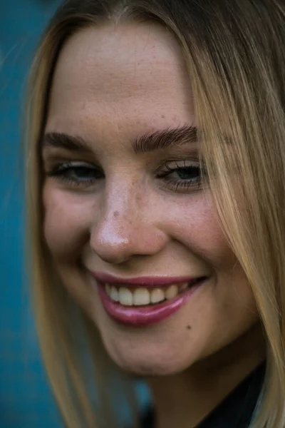 Retrato Rua Jovem Bela Mulher Loira Com Olhos Azuis Mulher — Fotografia de Stock