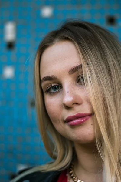 Retrato Rua Jovem Bela Mulher Loira Com Olhos Azuis Mulher — Fotografia de Stock