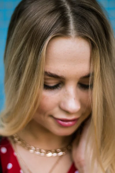 Retrato Rua Jovem Bela Mulher Loira Com Olhos Azuis Mulher — Fotografia de Stock