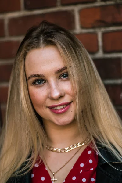 Retrato Rua Jovem Bela Mulher Loira Com Olhos Azuis Mulher — Fotografia de Stock