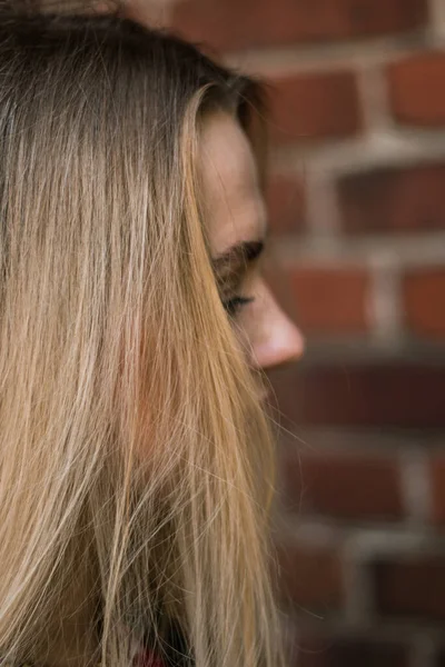 Retrato Rua Jovem Bela Mulher Loira Com Olhos Azuis Mulher — Fotografia de Stock