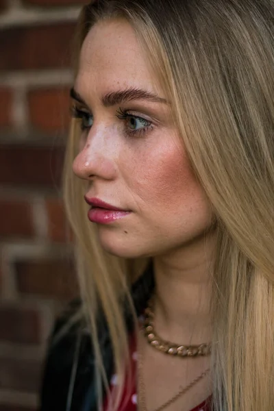 Retrato Rua Jovem Bela Mulher Loira Com Olhos Azuis Mulher — Fotografia de Stock