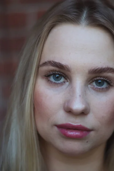 Retrato Rua Jovem Bela Mulher Loira Com Olhos Azuis Mulher — Fotografia de Stock