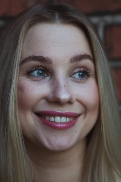 Retrato Calle Joven Hermosa Mujer Rubia Con Ojos Azules Mujer — Foto de Stock