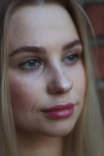 Retrato Calle Joven Hermosa Mujer Rubia Con Ojos Azules Mujer —  Fotos de Stock