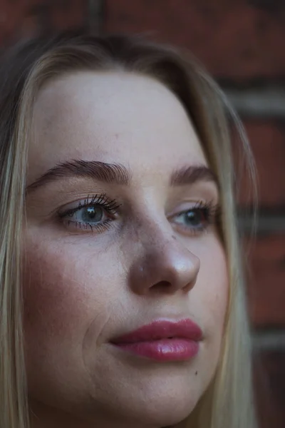 Retrato Rua Jovem Bela Mulher Loira Com Olhos Azuis Mulher — Fotografia de Stock