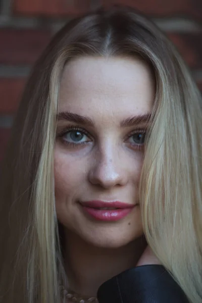 Retrato Rua Jovem Bela Mulher Loira Com Olhos Azuis Mulher — Fotografia de Stock