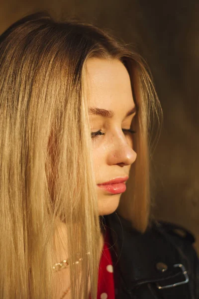 Retrato Rua Jovem Bela Mulher Loira Com Olhos Azuis Mulher — Fotografia de Stock