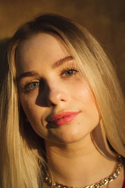 Retrato Rua Jovem Bela Mulher Loira Com Olhos Azuis Mulher — Fotografia de Stock