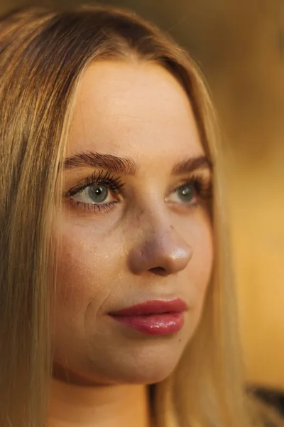 Uliczny Portret Młodej Pięknej Blondynki Niebieskimi Oczami Kobieta Bliska Zbliżenie — Zdjęcie stockowe