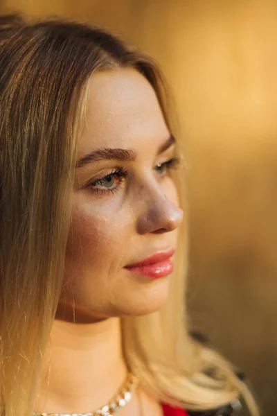 Retrato Rua Jovem Bela Mulher Loira Com Olhos Azuis Mulher — Fotografia de Stock