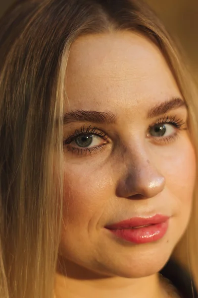 Retrato Rua Jovem Bela Mulher Loira Com Olhos Azuis Mulher — Fotografia de Stock