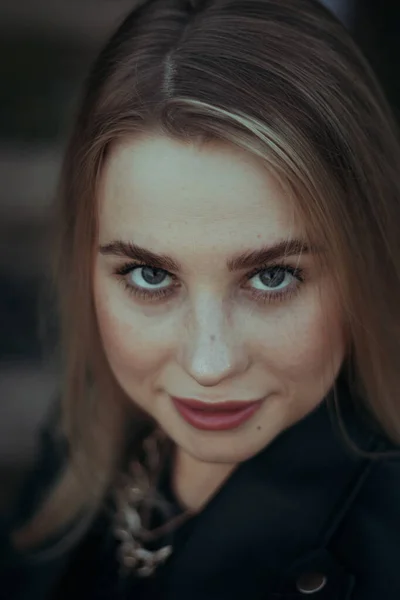 Retrato Rua Jovem Bela Mulher Loira Com Olhos Azuis Mulher — Fotografia de Stock