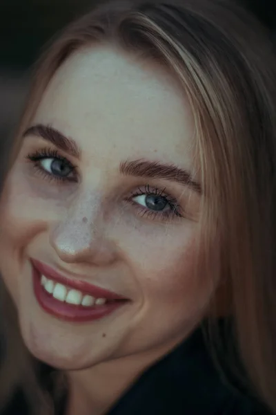 Retrato Rua Jovem Bela Mulher Loira Com Olhos Azuis Mulher — Fotografia de Stock