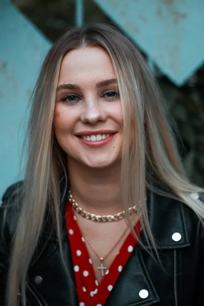 Retrato Urbano Rua Jovem Bela Mulher Elegante Vestido Vermelho Jaqueta — Fotografia de Stock