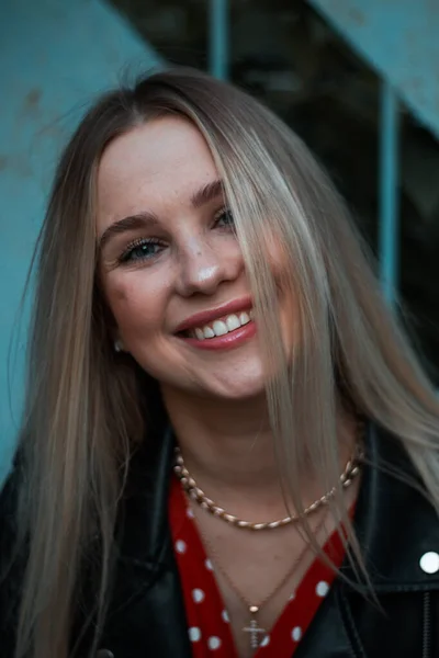 Retrato Urbano Rua Jovem Bela Mulher Elegante Vestido Vermelho Jaqueta — Fotografia de Stock