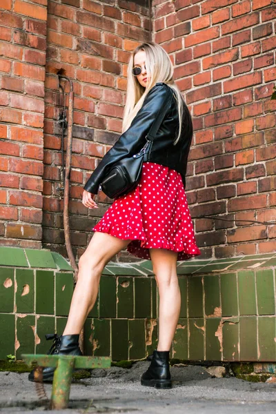 Urbano Calle Retrato Joven Hermosa Mujer Elegante Vestido Rojo Chaqueta —  Fotos de Stock