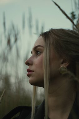 Mavi gözlü güzel sarışın kadının portresi. Yaklaş.,