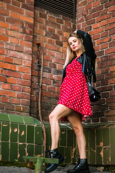 Urbano Calle Retrato Joven Hermosa Mujer Elegante Vestido Rojo Chaqueta —  Fotos de Stock