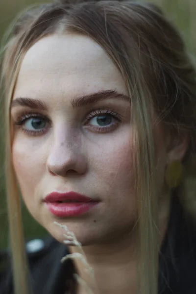 Retrato de jovem bela mulher loira com olhos azuis mulher de perto, — Fotografia de Stock