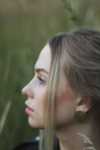 Retrato de jovem bela mulher loira com olhos azuis mulher de perto, — Fotografia de Stock