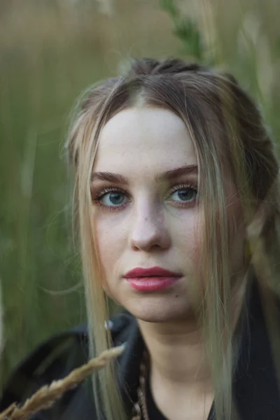 Retrato de joven hermosa mujer rubia con ojos azules mujer de cerca, —  Fotos de Stock