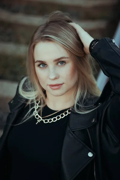 Retrato de uma jovem bela loira com olhos azuis mulher close-up. em roupas pretas — Fotografia de Stock