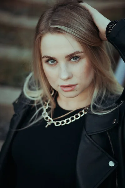 Retrato de uma jovem bela loira com olhos azuis mulher close-up. em roupas pretas — Fotografia de Stock