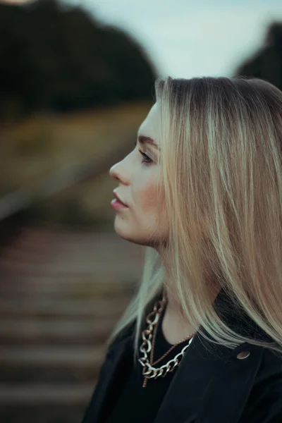 Retrato de una joven hermosa rubia con ojos azules mujer primer plano. en ropa negra —  Fotos de Stock