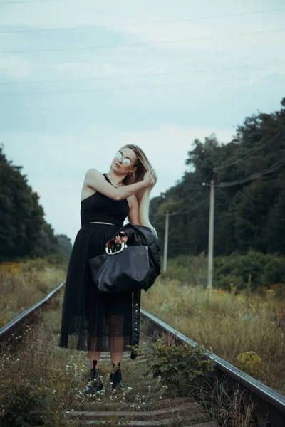 Молодая Красивая Девушка Черной Одежде Железнодорожных Путях Красивая Блондинка Хорошем — стоковое фото