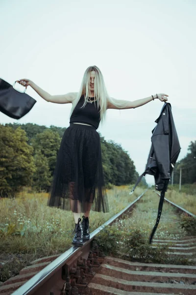 Jong Mooi Meisje Zwarte Kleren Het Spoor Mooi Blond Een — Stockfoto