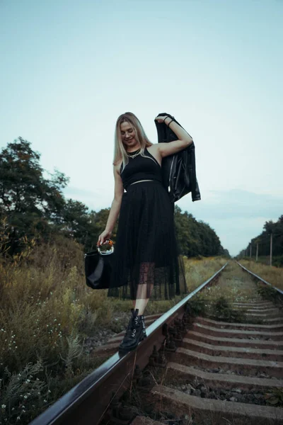 Jong Mooi Meisje Zwarte Kleren Het Spoor Mooi Blond Een — Stockfoto