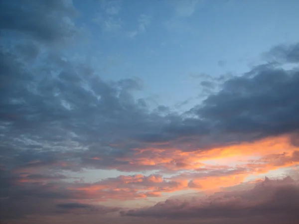 Cielo azul y nubes. — Foto de Stock