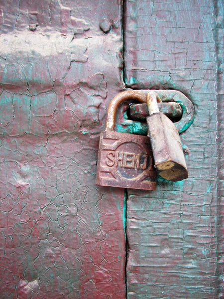 Vieja puerta de madera con cerradura oxidada — Foto de Stock