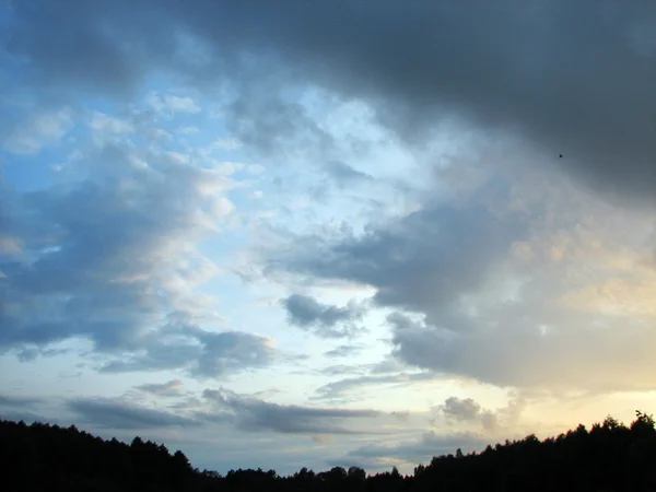 Cielo nublado al atardecer —  Fotos de Stock
