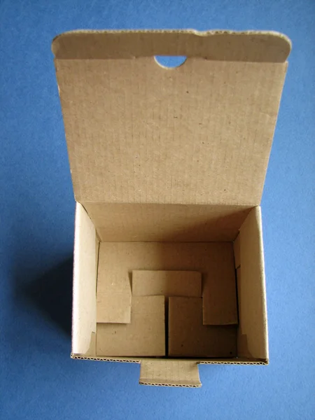 Boîte en carton sur fond bleu foncé — Photo