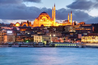 İstanbul, Türkiye: gece yeni Camii.