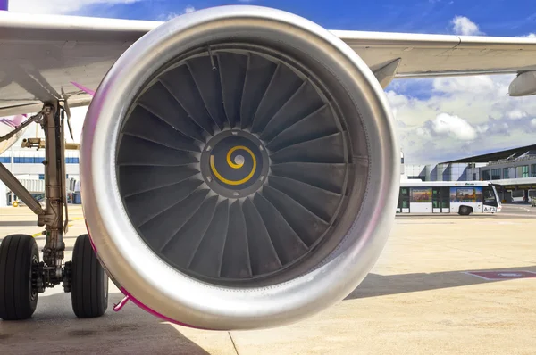 Турбофанний двигун сучасного реактивного літака — стокове фото