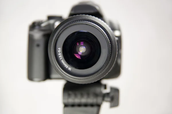 Auge einer Digitalkamera im Fotostudio. Linse aus nächster Nähe — Stockfoto