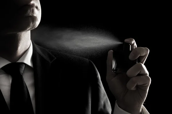 Köln veya parfüm kullanan zarif adam